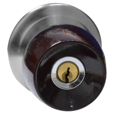 CHAPA BOLA ALCOBA P/MADERA UDUKE COLOR VINOTINTO ESCUDO CROMADO (5831-HJM)